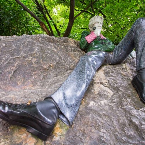 Oscar Wilde Statue Merrion Square in Dublin