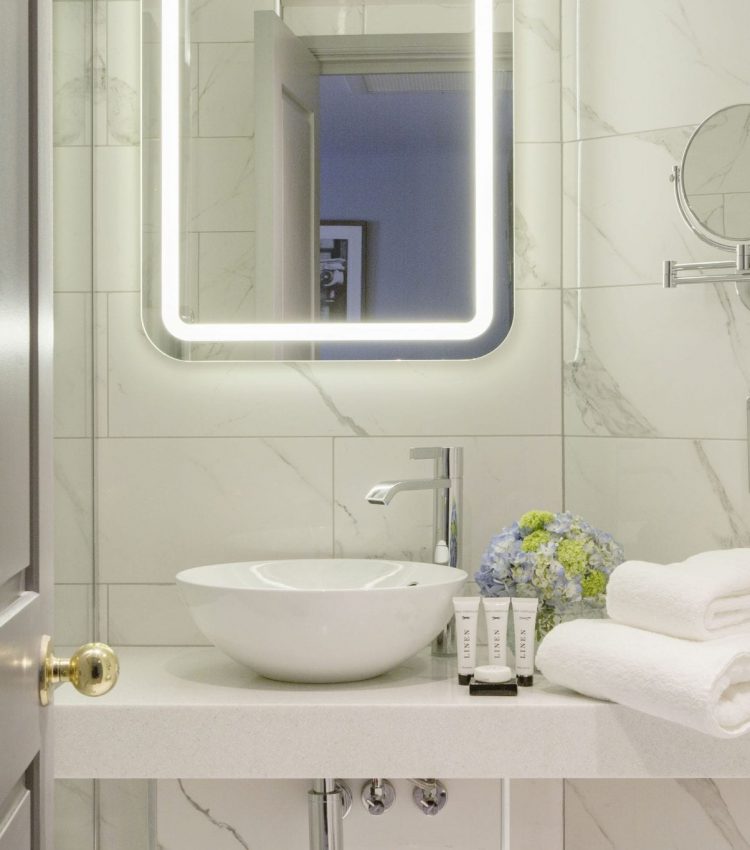 King size double room Dublin bathroom